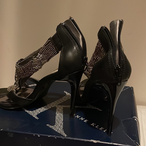 Black Heels sz 9 - Picture 3 of 6
